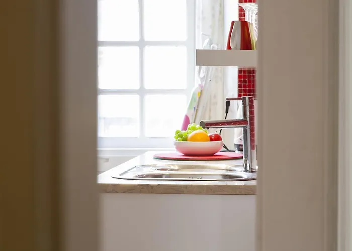 Joivy Classic 3br With Workspace In Chiado, 2mins From Baixa-chiado Subway